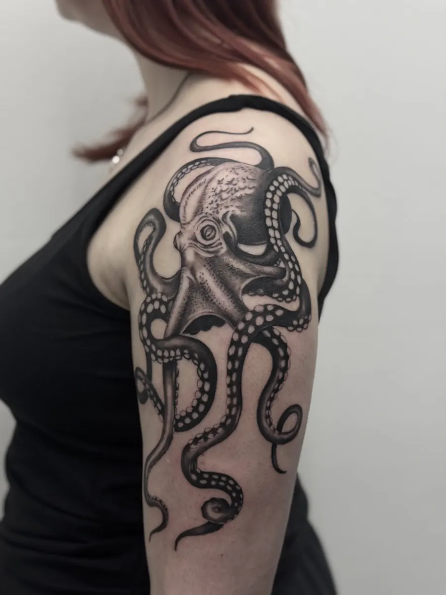 Oktopus-Tattoo am Oberarm – Line Tattoo Heilbronn