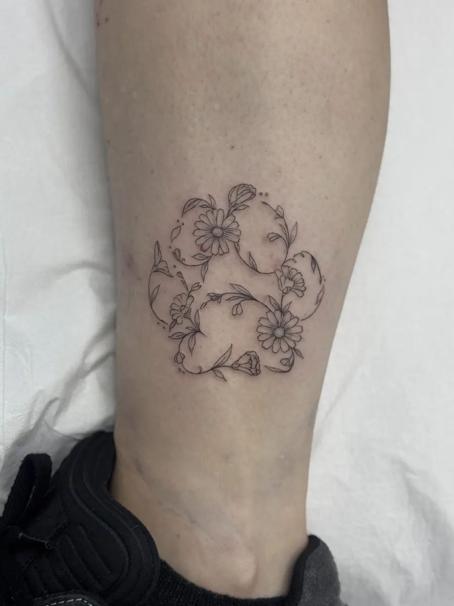 Fineline-Tattoo: Pfotenmotiv aus Blumen – Line Tattoo Heilbronn