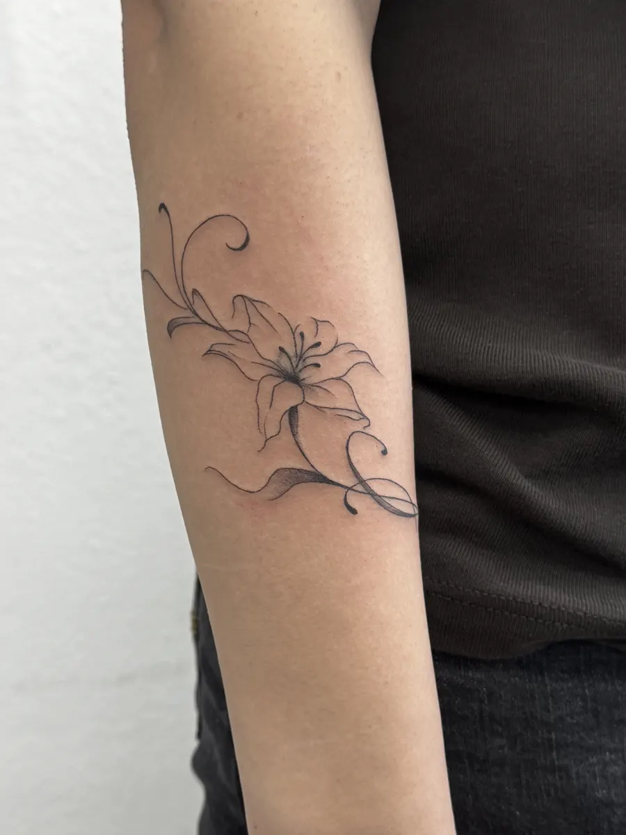 Feines Blumen-Tattoo am Unterarm – Line Tattoo Heilbronn