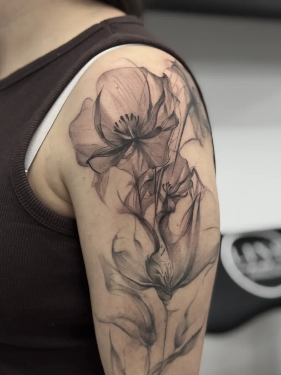 Blüten-Tattoo am Oberarm – Line Tattoo Heilbronn